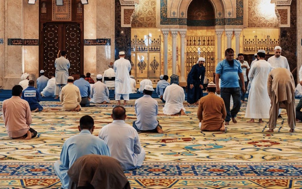 Islam. Moslimovia v chráme počas spoločnej modlitby.