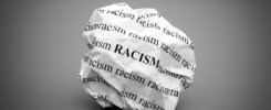 Skrčený papier, na ktorom je niekoľkokrát napísané slovo rasizmus.