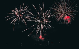 Farebné vybuchujúce ohňostroje počas osláv nového roka, na Silvestra.