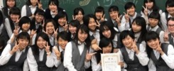 Žiačky japonskej školy v rovnošatách pózujú na fotografií pred tabuľou, medzi nimi je aj Júlia Sirotiaková.