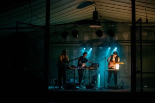 Umelci robia program na pódiu na festivale Tehláreň.