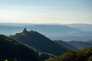 Historické legendy hradov - pohľad na hrad Tematín a okolitú prírodu.